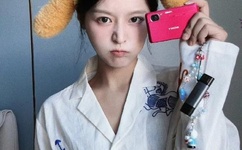 往下边塞水果后吸出来视频